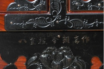 和製ヴィンテージ　美品　仙台箪笥　金具師 八重樫今朝吉作　木地呂塗り　牡丹の大きな手打ち金具が趣深い衣装箪笥　(R-091477)