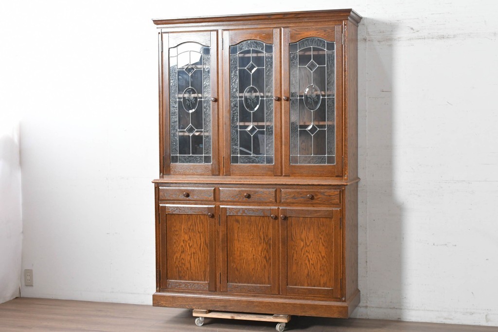 中古　美品　三越家具 COUNTRY HOUSE(カントリーハウス)　Brugge(ブルージュ)　バラをあしらったステンドグラスが上品な食器棚　(R-091478)