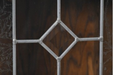 中古　美品　三越家具 COUNTRY HOUSE(カントリーハウス)　Brugge(ブルージュ)　バラをあしらったステンドグラスが上品な食器棚　(R-091478)