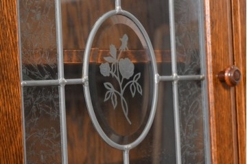 中古　美品　三越家具 COUNTRY HOUSE(カントリーハウス)　Brugge(ブルージュ)　バラをあしらったステンドグラスが上品な食器棚　(R-091478)