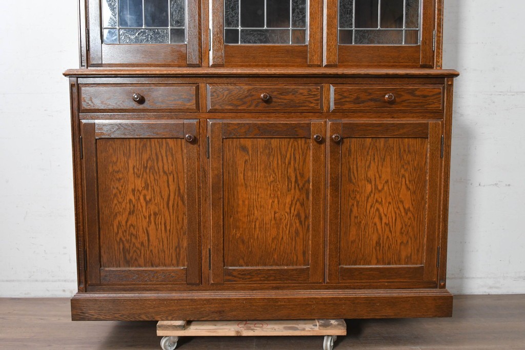 中古　美品　三越家具 COUNTRY HOUSE(カントリーハウス)　Brugge(ブルージュ)　バラをあしらったステンドグラスが上品な食器棚　(R-091478)