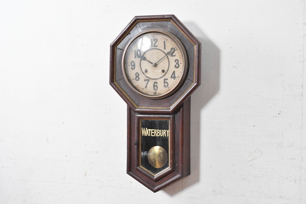 アメリカアンティーク　1910年頃　WATERBURY CLOCK CO.(ウォーターベリー)　深い色合いと金色の組み合わせがお洒落な八角壁掛け時計　(R-091483)