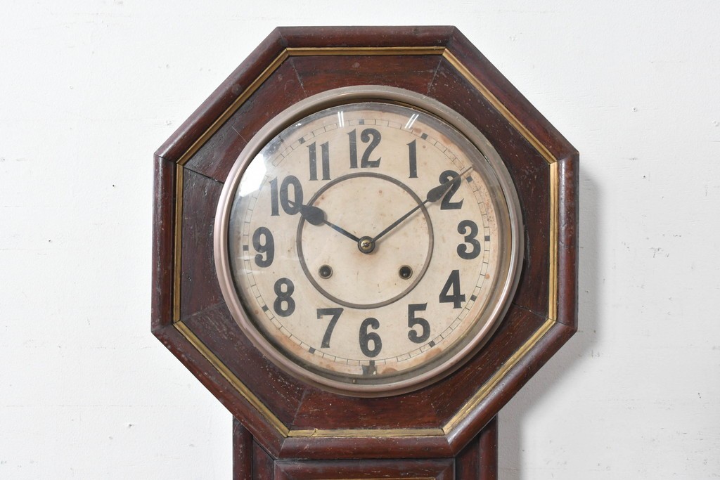 アメリカアンティーク　1910年頃　WATERBURY CLOCK CO.(ウォーターベリー)　深い色合いと金色の組み合わせがお洒落な八角壁掛け時計　(R-091483)