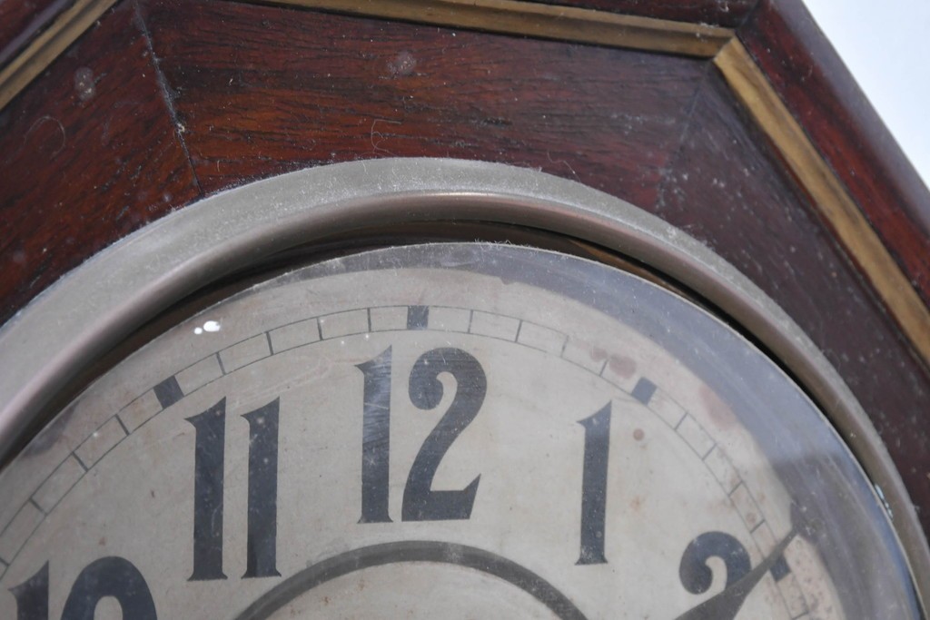 アメリカアンティーク　1910年頃　WATERBURY CLOCK CO.(ウォーターベリー)　深い色合いと金色の組み合わせがお洒落な八角壁掛け時計　(R-091483)