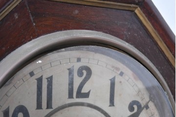 アメリカアンティーク　1910年頃　WATERBURY CLOCK CO.(ウォーターベリー)　深い色合いと金色の組み合わせがお洒落な八角壁掛け時計　(R-091483)