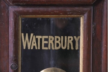 アメリカアンティーク　1910年頃　WATERBURY CLOCK CO.(ウォーターベリー)　深い色合いと金色の組み合わせがお洒落な八角壁掛け時計　(R-091483)