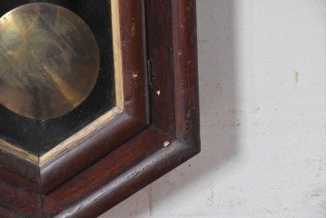 アメリカアンティーク　1910年頃　WATERBURY CLOCK CO.(ウォーターベリー)　深い色合いと金色の組み合わせがお洒落な八角壁掛け時計　(R-091483)