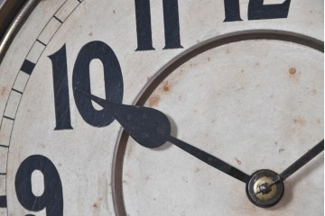 アメリカアンティーク　1910年頃　WATERBURY CLOCK CO.(ウォーターベリー)　深い色合いと金色の組み合わせがお洒落な八角壁掛け時計　(R-091483)
