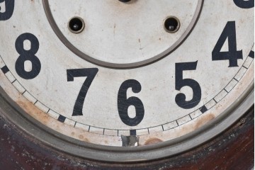 アメリカアンティーク　1910年頃　WATERBURY CLOCK CO.(ウォーターベリー)　深い色合いと金色の組み合わせがお洒落な八角壁掛け時計　(R-091483)