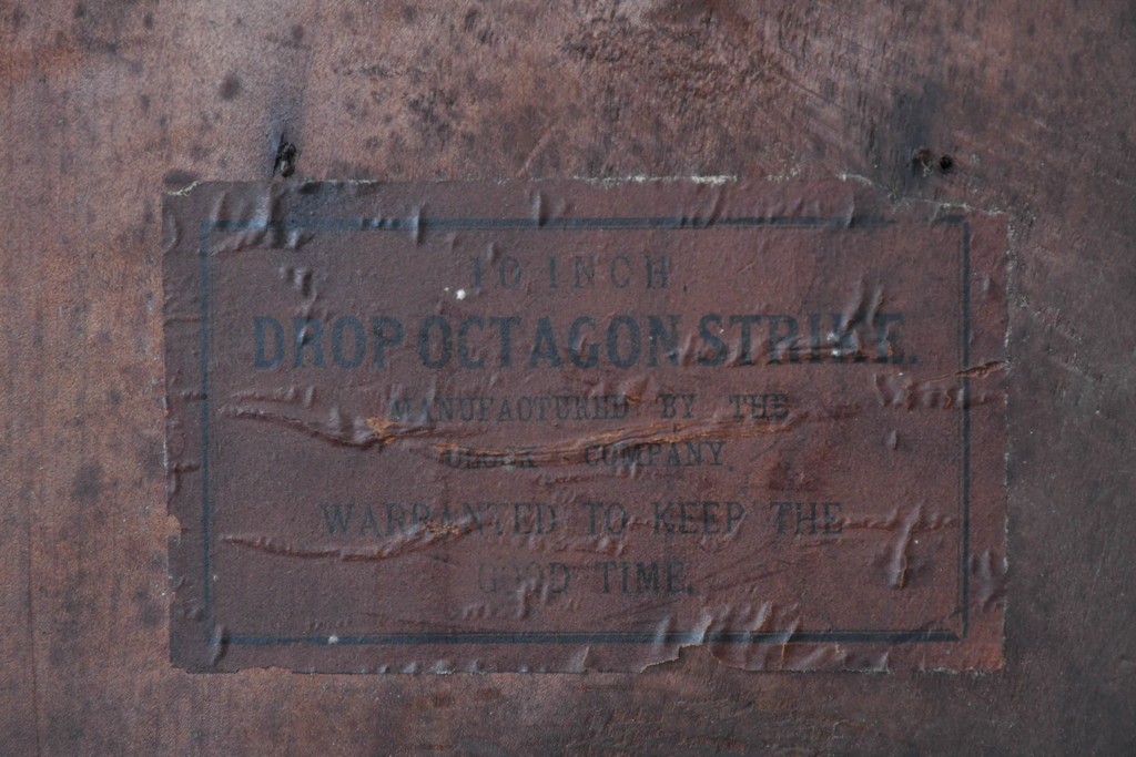アメリカアンティーク　1910年頃　WATERBURY CLOCK CO.(ウォーターベリー)　深い色合いと金色の組み合わせがお洒落な八角壁掛け時計　(R-091483)