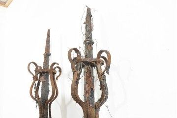 イギリスアンティーク　1820年から1840年頃　ガーデンアイテムにおすすめ!　古びたアイアンの質感が味わい深い支柱2本セット　(R-091491)