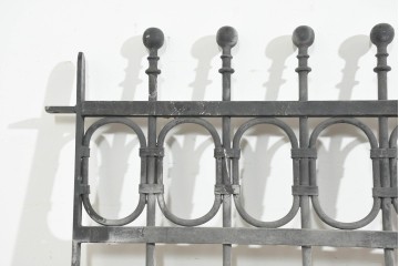 ヨーロッパヴィンテージ　1970年頃　連続する曲線模様が印象的なアイアンフェンス　(R-091494)