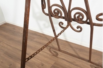 【簡易リペア限定品】　ヨーロッパヴィンテージ　1950年頃　渦巻き装飾が目を引く大型アイアンイーゼル　※ディスプレイ用　(R-091506)
