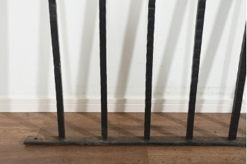 中古　イギリスデザイン　アイアン　2種類の先端飾りを楽しめるクラシカルなフェンス1枚　(R-091510)