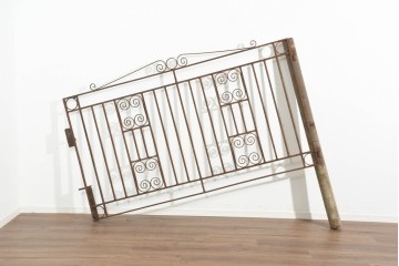 イギリスヴィンテージ建具　1950年頃　アイアン　錆びた風合いと渦巻き状の装飾が味わい深いアイアンゲート1枚　(R-091513)