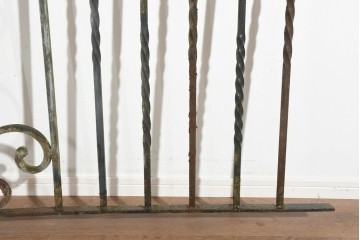 イギリスヴィンテージ建具　1960年頃　曲線装飾と植物モチーフが優雅なアイアンフェンス1枚　(R-091514)
