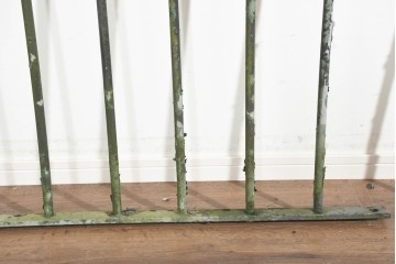イギリスヴィンテージ建具　1970年から1980年頃　フープトップのデザインがかわいらしいアイアンフェンス2枚セット　(R-091523)