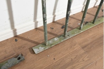 イギリスヴィンテージ建具　1970年から1980年頃　フープトップのデザインがかわいらしいアイアンフェンス2枚セット　(R-091523)