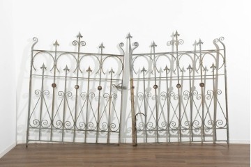 イギリスヴィンテージ建具　1950年頃　アイアン　槍先状の飾りと優美な曲線装飾が目を引く両開きゲート2枚(1対)セット　(R-091525)