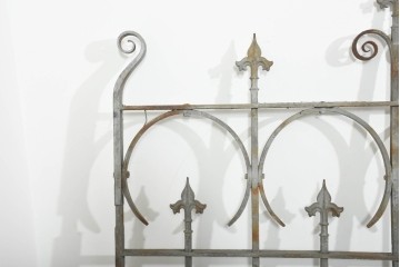 イギリスヴィンテージ建具　1950年頃　アイアン　槍先状の飾りと優美な曲線装飾が目を引く両開きゲート2枚(1対)セット　(R-091525)