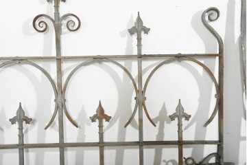 イギリスヴィンテージ建具　1950年頃　アイアン　槍先状の飾りと優美な曲線装飾が目を引く両開きゲート2枚(1対)セット　(R-091525)