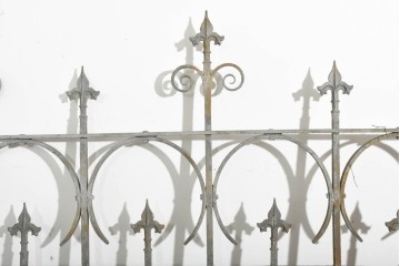 イギリスヴィンテージ建具　1950年頃　アイアン　槍先状の飾りと優美な曲線装飾が目を引く両開きゲート2枚(1対)セット　(R-091525)