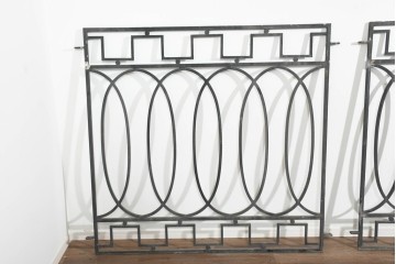 ヨーロッパヴィンテージ建具　アイアン　楕円と幾何学模様を組み合わせたアールデコデザインのフェンス2枚セット　(R-091528)