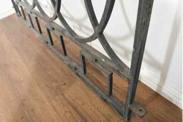 ヨーロッパヴィンテージ建具　アイアン　楕円と幾何学模様を組み合わせたアールデコデザインのフェンス2枚セット　(R-091528)