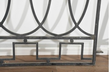ヨーロッパヴィンテージ建具　アイアン　楕円と幾何学模様を組み合わせたアールデコデザインのフェンス2枚セット　(R-091529)