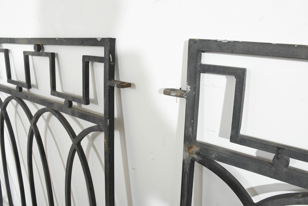 ヨーロッパヴィンテージ建具　アイアン　楕円と幾何学模様を組み合わせたアールデコデザインのフェンス2枚セット　(R-091529)