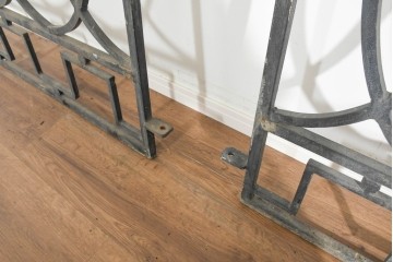 ヨーロッパヴィンテージ建具　アイアン　楕円と幾何学模様を組み合わせたアールデコデザインのフェンス2枚セット　(R-091529)