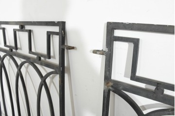 ヨーロッパヴィンテージ建具　アイアン　楕円と幾何学模様を組み合わせたアールデコデザインのフェンス2枚セット　(R-091530)