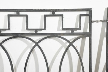 ヨーロッパヴィンテージ建具　アイアン　楕円と幾何学模様を組み合わせたアールデコデザインのフェンス2枚セット　(R-091531)