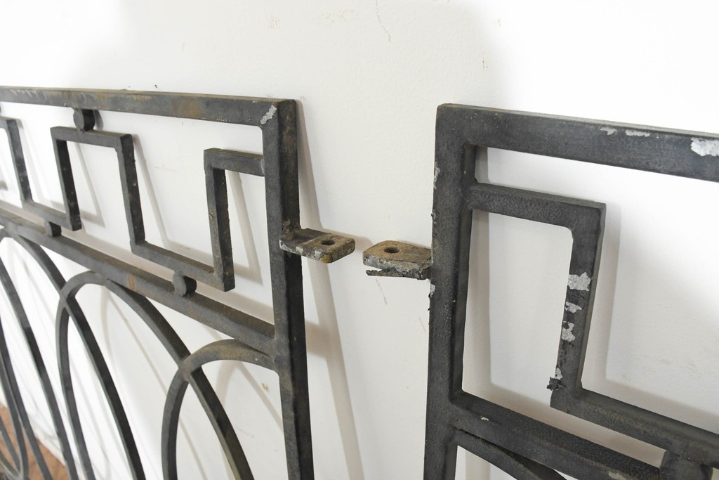 ヨーロッパヴィンテージ建具　アイアン　楕円と幾何学模様を組み合わせたアールデコデザインのフェンス2枚セット　(R-091531)