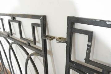 ヨーロッパヴィンテージ建具　アイアン　楕円と幾何学模様を組み合わせたアールデコデザインのフェンス2枚セット　(R-091531)