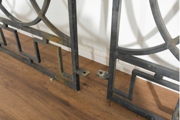 ヨーロッパヴィンテージ建具　アイアン　楕円と幾何学模様を組み合わせたアールデコデザインのフェンス2枚セット　(R-091531)