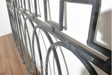 ヨーロッパヴィンテージ建具　アイアン　楕円と幾何学模様を組み合わせたアールデコデザインのフェンス2枚セット　(R-091531)