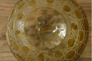 中古　籠目(かごめ)文様の切り子が美しい琥珀色の丸型ペンダントライト　※在庫67点あります　(R-091545)