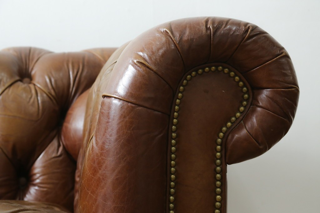 中古　美品　ハロ(HALO)　ケンジントン(KENSINGTON)　本革　チェスターフィールド　2人掛けソファ　定価約55万円　(R-091547)