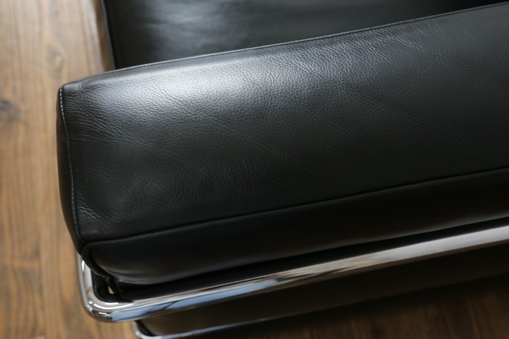 中古　イタリア製　Cassina(カッシーナ)　ル・コルビュジエ(Le Corbusier)　LC3　DURABLE(デュラーブル)　1人掛けソファ　(R-091548)