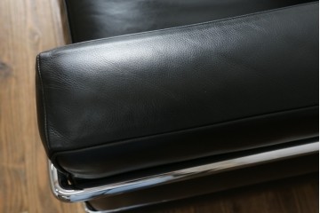 中古　イタリア製　Cassina(カッシーナ)　ル・コルビュジエ(Le Corbusier)　LC3　DURABLE(デュラーブル)　1人掛けソファ　(R-091548)