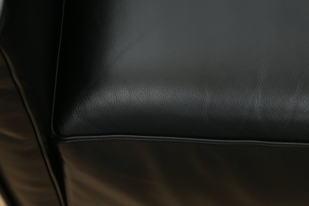 中古　イタリア製　Cassina(カッシーナ)　ル・コルビュジエ(Le Corbusier)　LC3　DURABLE(デュラーブル)　1人掛けソファ　(R-091548)