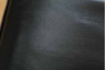 中古　イタリア製　Cassina(カッシーナ)　ル・コルビュジエ(Le Corbusier)　LC3　DURABLE(デュラーブル)　1人掛けソファ　(R-091548)