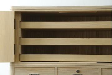 中古　伝統工芸士 坂内純一作　梅の花文様の金具が上品な重ね加茂桐箪笥　(R-091549)