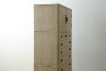 中古　伝統工芸士 坂内純一作　梅の花文様の金具が上品な重ね加茂桐箪笥　(R-091549)