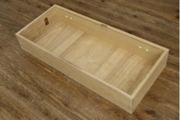 中古　伝統工芸士 坂内純一作　梅の花文様の金具が上品な重ね加茂桐箪笥　(R-091549)