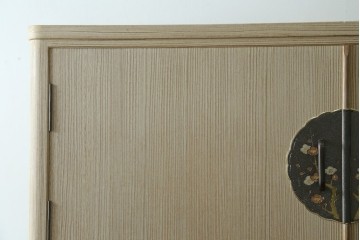 中古　伝統工芸士 坂内純一作　梅の花文様の金具が上品な重ね加茂桐箪笥　(R-091549)