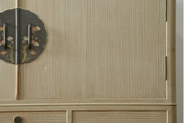 中古　伝統工芸士 坂内純一作　梅の花文様の金具が上品な重ね加茂桐箪笥　(R-091549)