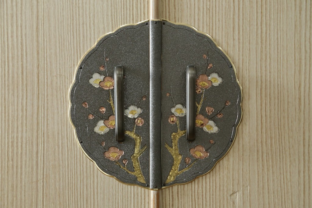 中古　伝統工芸士 坂内純一作　梅の花文様の金具が上品な重ね加茂桐箪笥　(R-091549)