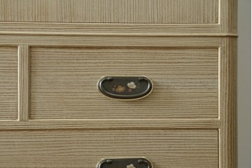 中古　伝統工芸士 坂内純一作　梅の花文様の金具が上品な重ね加茂桐箪笥　(R-091549)